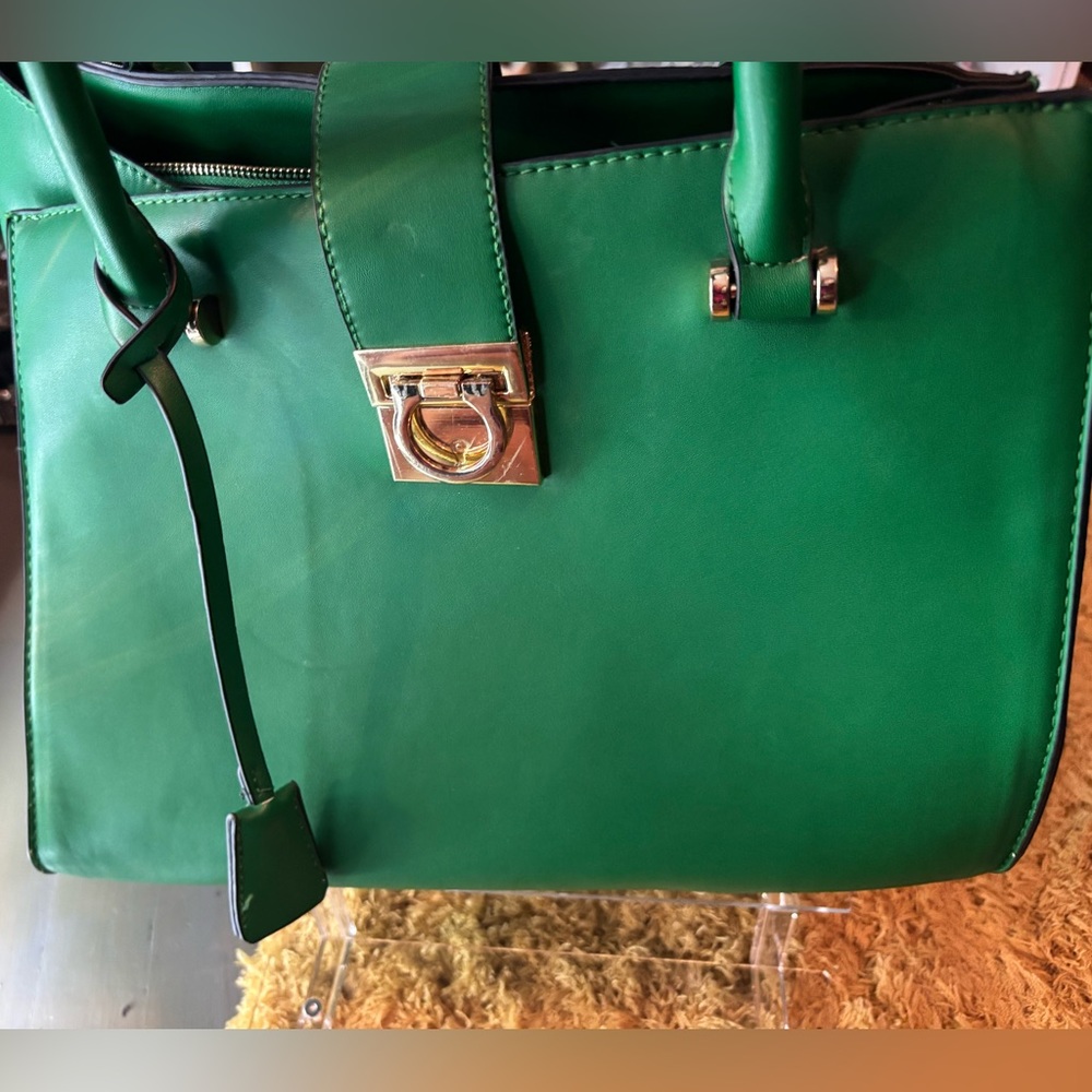 This Kelly green vegan bag is fun and bright. This bag turns heads.
